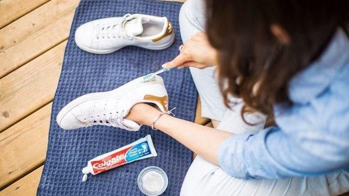 Cara Membersihkan Sepatu Putih